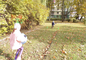 Spartakiada jesienna - dzieci przenoszą dary jesieni