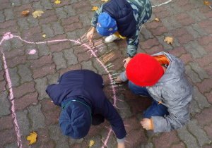 Spartakiada jesienna - dzieci rysują jeża na chodniku