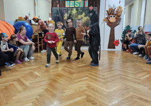 Bal "W jesiennym lesie" - dzieci prezentują jesienne przebrania - grupa 3