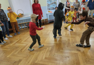 Bal "W jesiennym lesie" - dzieci tańczą