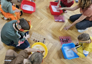 Bal "W jesiennym lesie" - dzieci wyjmują kszatany z miski