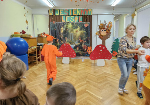 Bal "W jesiennym lesie"- dzieci prezentują jesienne przebrania - grupa 1