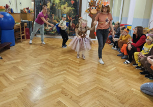 Bal "W jesiennym lesie"- dzieci prezentują jesienne przebrania - grupa 2