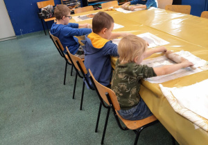 Zajęcia plastyczne - dzieci wykonują pracę plastyczną używając wałka