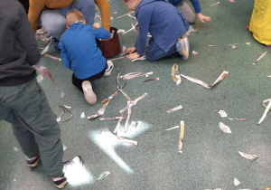 Zajęcia plastyczne - dzieci układają paski z papieru