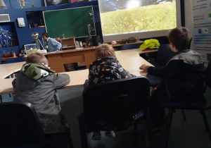 Wizyta w Eksperymentarium - dzieci oglądają film
