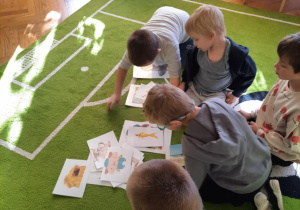 Dzień Postaci z Bajek - dzieci dopasowują obrazki