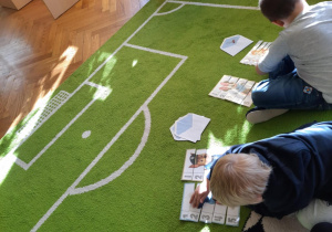 Dzień Postaci z Bajek - dzieci składają puzzle