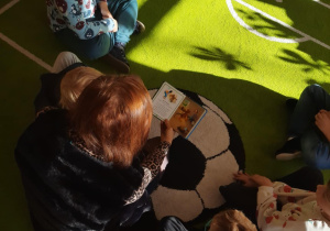 Dzień Postaci z Bajek - dzieci oglądają książeczkę