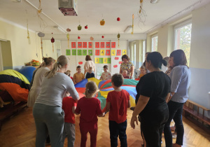 Światowy Dzień Jabłka - dzieci bawią się chustą animacyjną