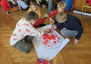 Światowy Dzień Jabłka - dzieci stemplują kontur jabłka