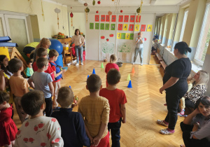 Światowy Dzień Jabłka - dzieci biegną w slalomie