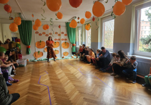 Dzień Dyni - dzieci słuchają opowiadania prowadzącej