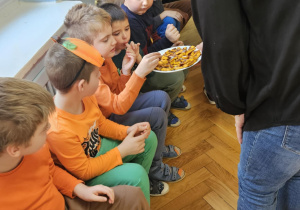 Dzień Dyni - dzieci częstują się przekąskami