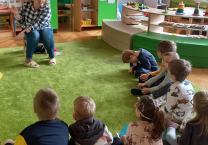 Wizyta pani z biblioteki - dzieci słuchają opowiadań