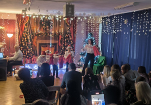 Dzieci z grupy trzeciej występują na scenie