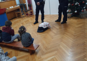 Wizyta Policji - dziecko przyjmuje bezpieczną pozycję