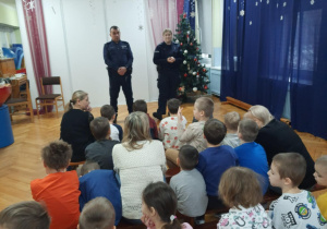 Wizyta Policji - dzieci słuchają wypowiedzi funkcjonariuszy Policji