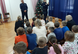 Wizyta Policji - dzieci słuchają wypowiedzi funkcjonariuszy Policji