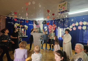 Dzień Babci i Dziadka - babcie podrzucają balony
