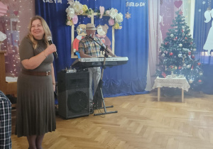 Dzień Babci i Dziadka - występienie pani dyrektor i pana muzykoterapeuty