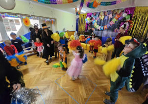 Bal Karnawałowy - przebrane dzieci tańczą z pomponami
