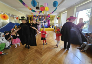 Bal Karnawałowy - dzieci z grupy 1 prezentują przebrania