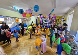 Bal Karnawałowy - dzieci bawią się kolorowymi pomponami
