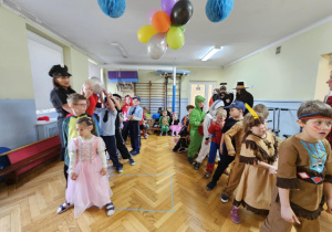 Bal Karnawałowy - dzieci przekazują nad głowami balon
