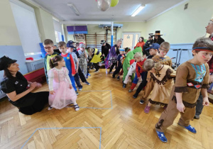 Bal Karnawałowy - przekazywanie balona w rozkroku