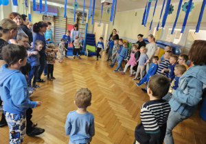 Dzieci stoją w kole