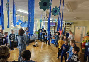 Dzieci naśladują ruchy pokazywane przez nauczyciela