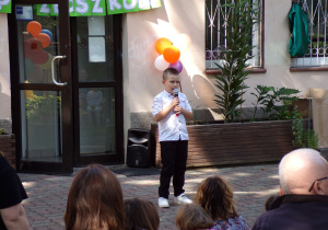 Chłopiec mówi do mikrofonu