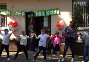 Dzieci trzymają się za ręce wspólnie z nauczycielką
