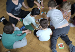 Dzieci układają układanki przedstawiające warzywa i owoce