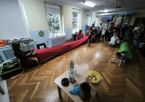 Dzieci przechodzą przez dwa, materiałowe tunele rozłożone na podłodze
