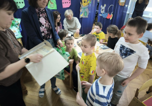 Dzieci z Przedszkola Miejskiego Specjalnego nr 1 odbierają dyplomy za udział w olimpiadzie