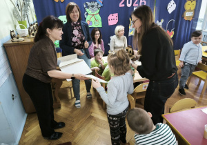 Dzieci z Przedszkola Miejskiego 185 odbierają dyplomy za udział w olimpiadzie