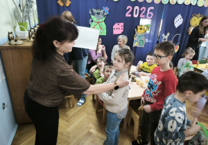 Dzieci z Przedszkola Miejskiego 206 odbierają dyplomy za udział w olimpiadzie