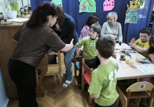 Dzieci z Przedszkola Miejskiego 221 odbierają dyplomy za udział w olimpiadzie