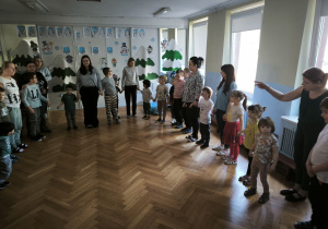 Dzieci stoją w kręgu i trzymają się za ręce