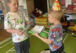 Kolega wręcza Kubie kartkę