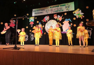 XXI Festiwal Piosenki - dzieci podczas występu na scenie