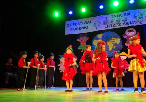 XX Festiwal Piosenki - dzieci podczas występu na scenie