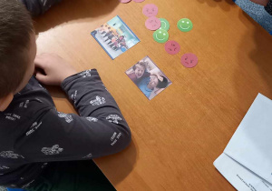 Chłopiec dopasowuje emotki do fotografii