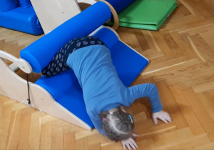 Dziewczynka w maglownicy rehabilitacyjnej