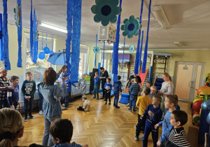 Dzieci naśladują ruchy pokazywane przez nauczyciela