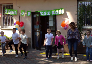 Dzieci tańczą wspólnie z nauczycielką