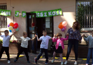 Dzieci trzymają się za ręce wspólnie z nauczycielką