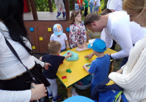 Dzieci bawią się masą plastyczną